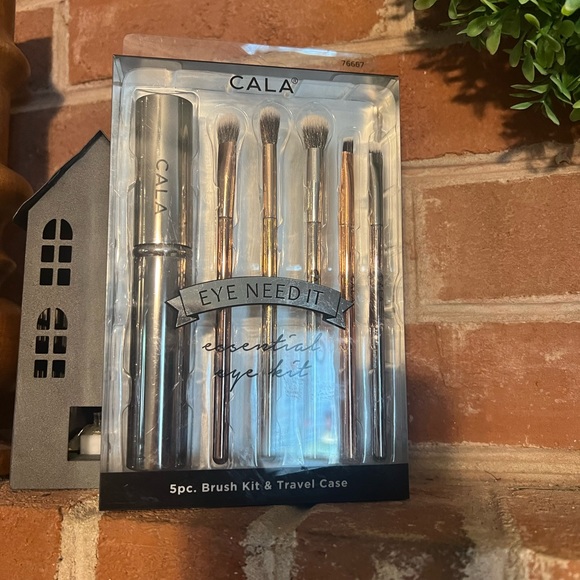 CALA | EYE NEED IT | ESSENTIAL EYE BRUSH SET - Picture 3 of 5